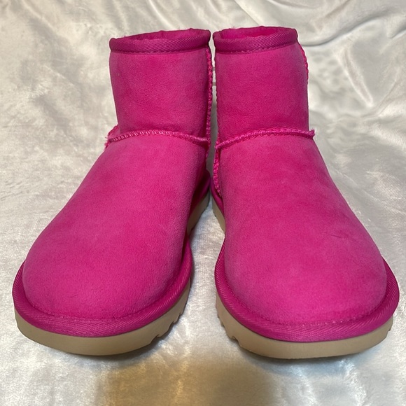 UGG Classic Mini II Shearling Boot - Picture 15 of 17
